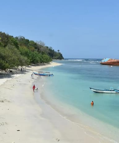 Wisata Bahari (Naik Perahu ke Taman Laut dan Pantai Pasir Putih)