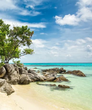 Pantai Pasir Putih & Batu Karang di Tanjung Gelam