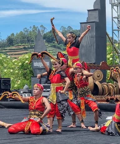 Menikmati Pertujukan Pentas Seni Tradisi Dieng