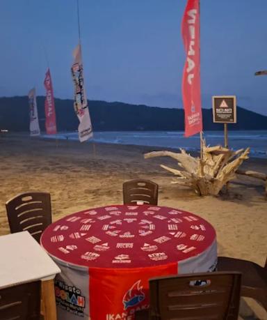 Makan Malam di Pantai Pancer Door