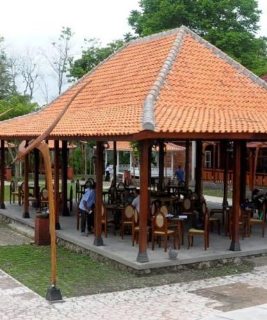 Makan siang di Lokal Resto