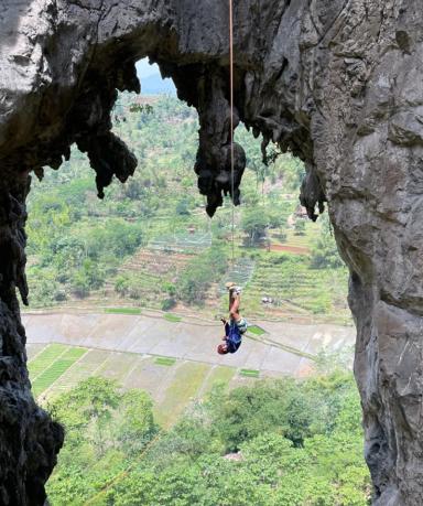 Aktivitas Rappeling Gunung Hawu