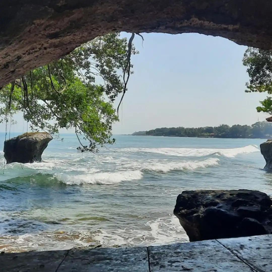 explore-pantai-karang-bolong