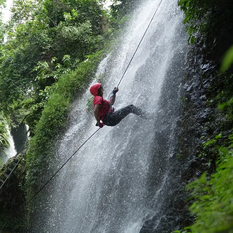 rappelling-curug-tilu-leuwi-opat