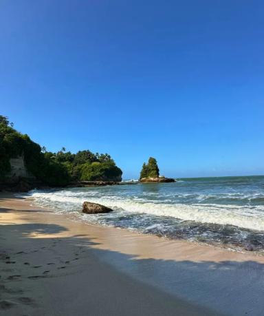 Pantai Karang Gantungan