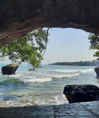 Pantai Karang Bolong